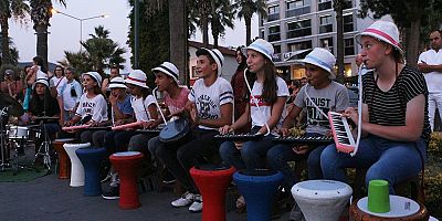 KUŞADASI SAHİLİNDE HAYATIN RİTMİNİ YAKALIYORLAR.